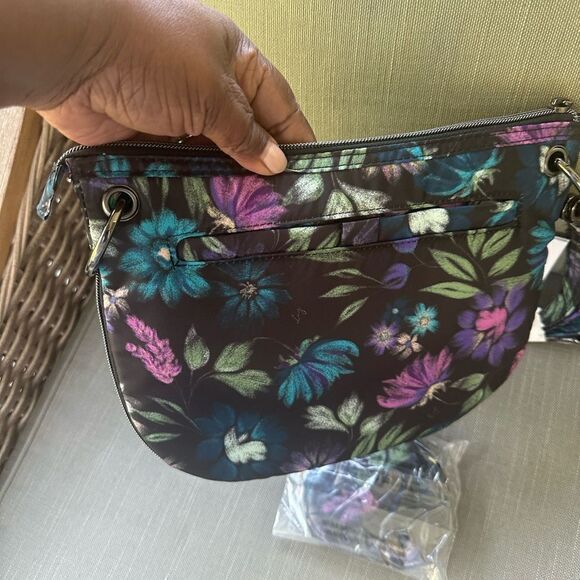 LUG Swivel Convertible Crossbody Bag & Heart Shape Pouch - Picture 7 of 9